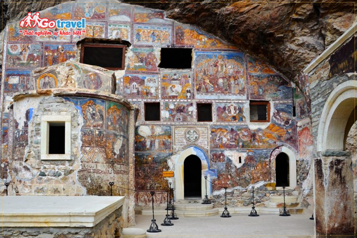 Tu viện Sumela được bao bọc bởi màu sắc huyền bí, cổ kính