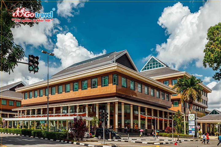 Đi du lịch Brunei tự túc thì đừng quên ghé Yayasan Complex  mua sắm bạn nhé!