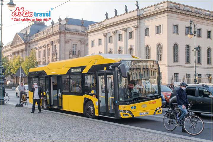 Bạn có thể lựa chọn di chuyển bằng xe bus khi du lịch Đức