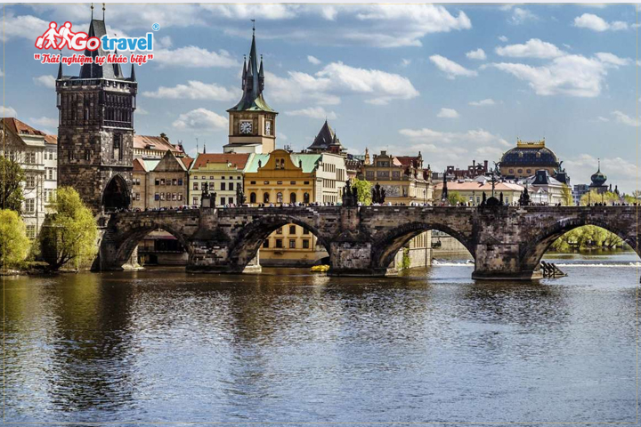 Theo kinh nghiệm du lịch Séc của nhiều người bạn đừng nên bỏ qua cây cầu Charles lãng mạn này trong chuyến đi.