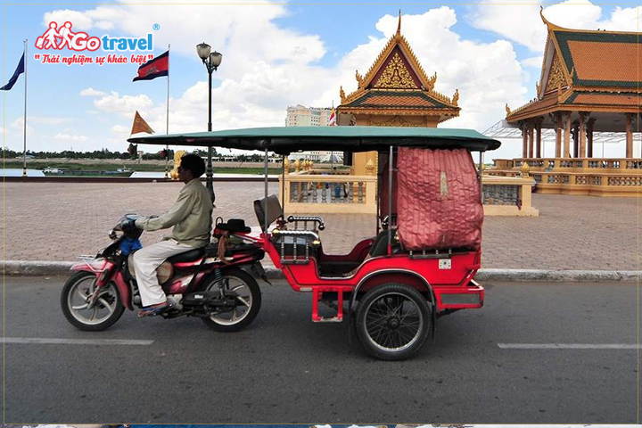 Đi du lịch Campuchia mùa thu đừng quên trải nghiệm thử cảm giác ngồi tuk tuk chạy vòng quanh thành phố!