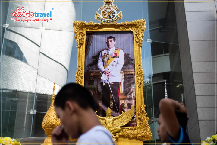  hình ảnh hoàng gia Thái xuất hiện khắp mọi nơi
