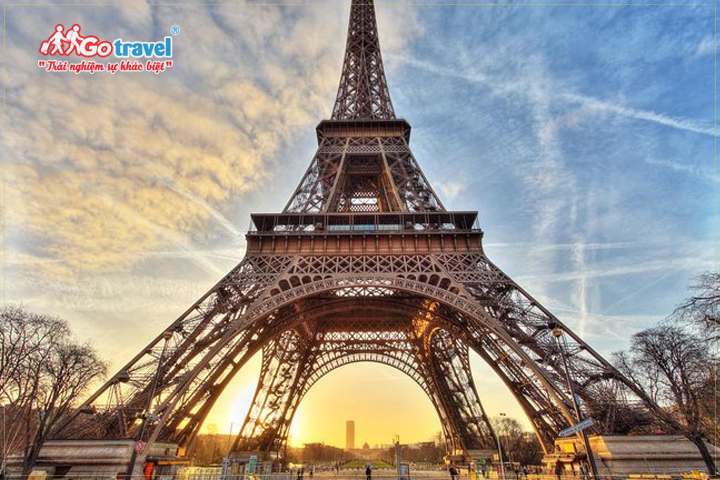 Đi du lịch Pháp đừng quên ghé thăm biểu tượng của nước Pháp - tháp Eiffel.