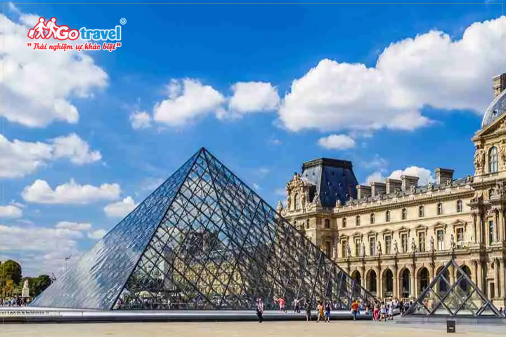 Bảo tàng Louvre với kiến trúc kim tự tháp độc đáo